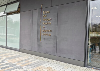 Edelstahlbuchstaben mit TIN Beschichtung und Distanzhülse Kunststoff schwarz