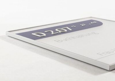 Schildersystem-Formoflach-Tuerschild-sehr-duenn-Brailleschrift