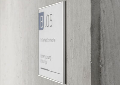 Schildersystem-Formoflach-Tuerschild-sehr-duenn-Wandschild