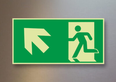 Rettungszeichen-Notausgang-Fluchtweg-nachleuchtend-Pfeil-links-aufwaerts