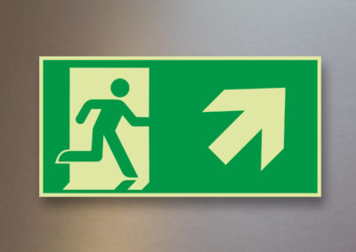 Rettungszeichen-Notausgang-Fluchtweg-nachleuchtend-Pfeil-rechts-aufwaerts