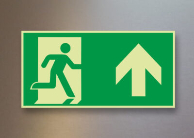 Rettungszeichen-Notausgang-Fluchtweg-nachleuchtend-Pfeil-rechts-oben