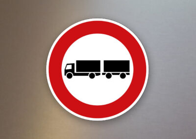 Verbotsschild-Verkehrsschild-verbot-fuer-Lastwagen-mit-anhaenger-257-57