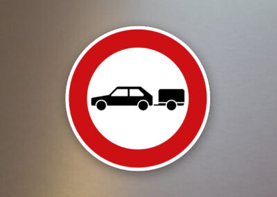 Verbotsschild-Verkehrsschild-verbot-für-personenkraftwagen-mit-anhaenger-257-56