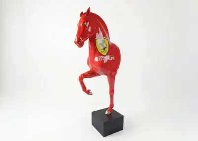 3-D-XXL-Pferdefigur-Pferdebueste-Sockel-Ferrari-Werbung