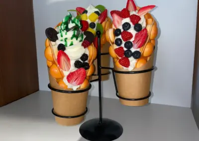 3D-Werbefigur-Dekorationsfigur-Fruchteis-Fruechte-in-Becher-mit-Staender