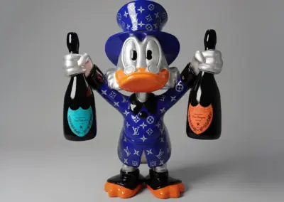 3D-XXL-Dekofigur-Dagobert-Duck-Sektflaschen-170cm