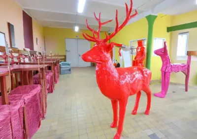 3D-XXL-Kunstausstellung-Tierfigur-Waldtier-Hirsch-rot