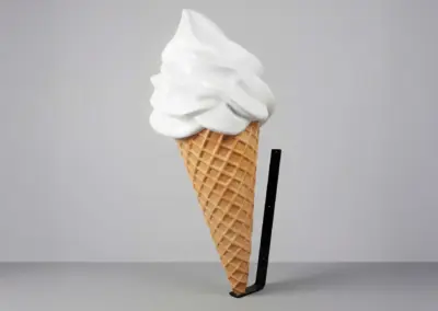 3D-XXL-Werbefigur-Wandhalterung-Dekorationsfigur-Eistuete-Softeis-Vanille