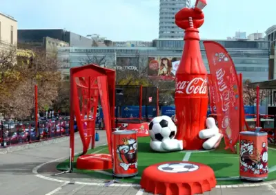3D-grosse-Werbefigur-Coca-Cola-Event-Fussball-Flasche-380cm