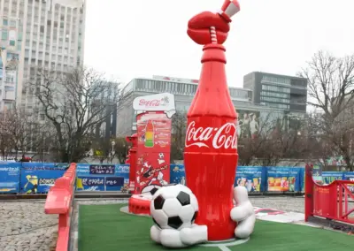 Riesen-Werbefigur-Coca-Cola-Event-Fussball-Flasche-380cm
