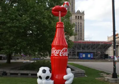 Riesenwerbefigur-3d-Coca-Cola-Flasche-Mund-Strohhalm-Hand-380cm