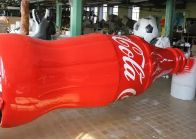 Werkstatt-Werbefigur-grosse-3d-Coca-Cola-Flasche-Fussballevent-380cm