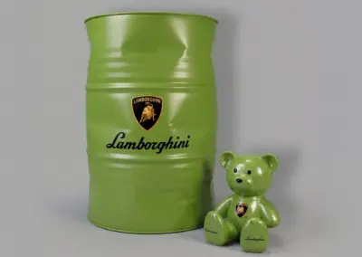 kleiner-sitzender-Teddybaer-mit-Firmenlogo-Lamborghini-35cm