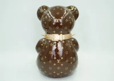 kleiner-sitzender-brauner-Baer-mit-Firmenlogo-Monogramm-45cm