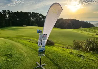 Flyerstaender-an-Beachflag-Acrylbox-Haltesystem-POS-Werbung-Golfplatz-Verein