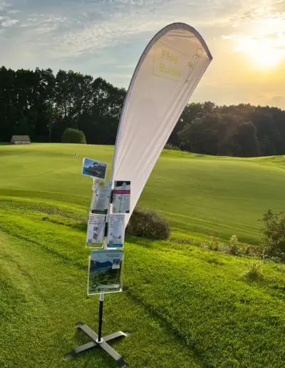 Flyerstaender-an-Beachflag-Acrylbox-Haltesystem-POS-Werbung-Golfplatz-Verein