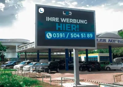 XXL-LED-Digitale-Werbeflaeche-Werbetafel-Mono-Saeule