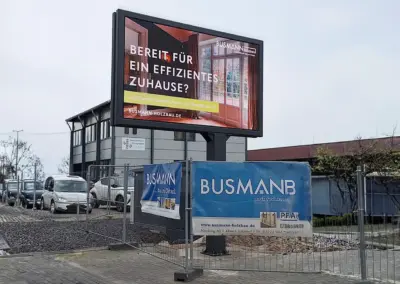 XXL-LED-Digitale-Werbeflaeche-Werbetafel-Mono-Saeule-doppelseitig