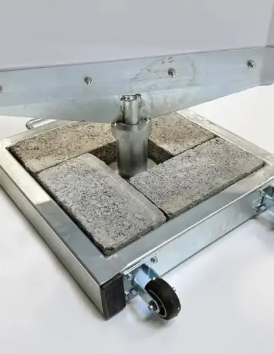 138-Kundenstopper-dreht-im-Wind-Fuss-mit-Rollen-Betonplatten
