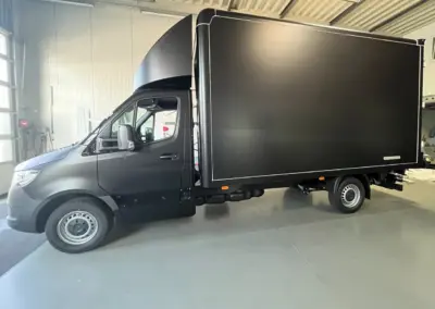 635-Carwrapping-Transporterflotte-schwarz-matt-Kofferaufbau