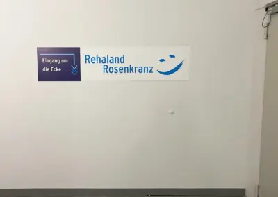 773-Objektbeschilderung_Schild Eingang um die Ecke-1