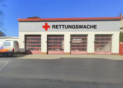 Fassadenbeschriftung-Einzelbuchstabe-Fraesbuchstabe-Rettungswache-Kreuz