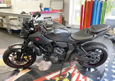 775-Motorraddesign-Yamaha-4D-Autofolie-rosa-pink-metallic-matt