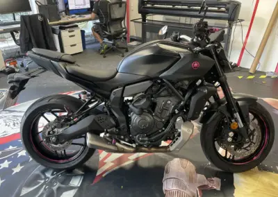 775-Motorraddesign-Yamaha-Chromfolie-rose