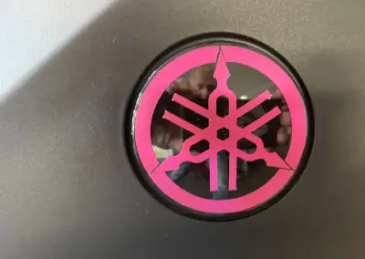 775-Motorraddesign-Yamahazeichen-Autofolie-rosa-pink